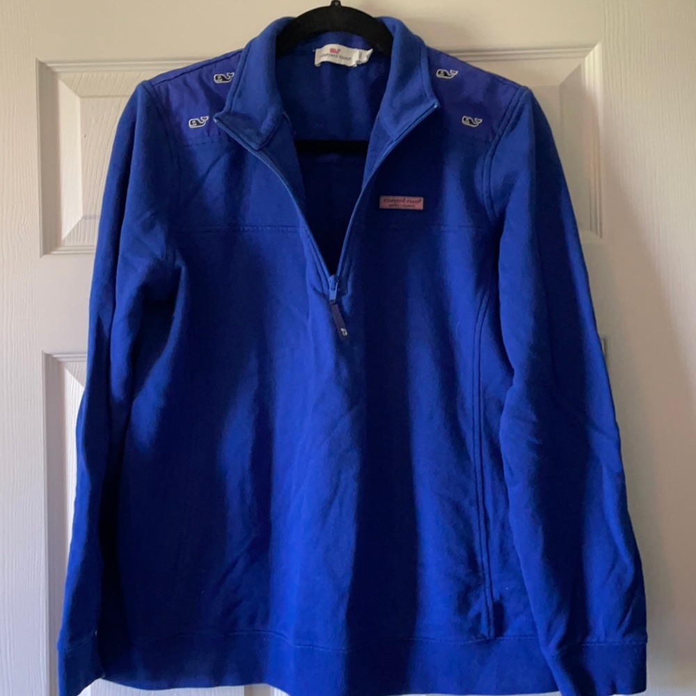 Vineyard vines pullover with logo
